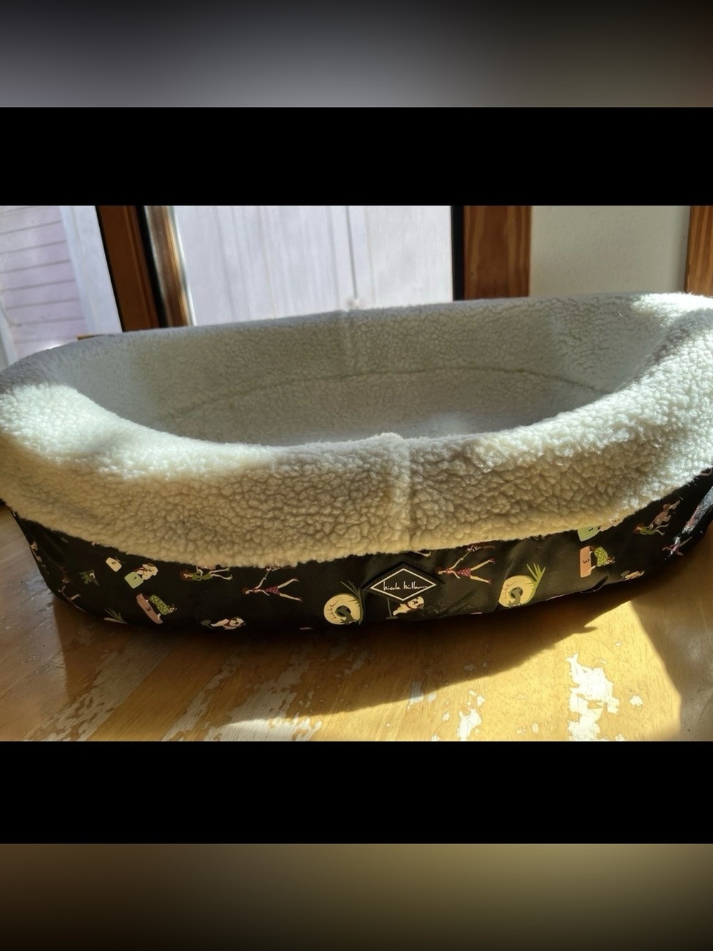 Nicole Miller Best in Show Pet Bed. Plush and Cozy! Unique Limited Design.